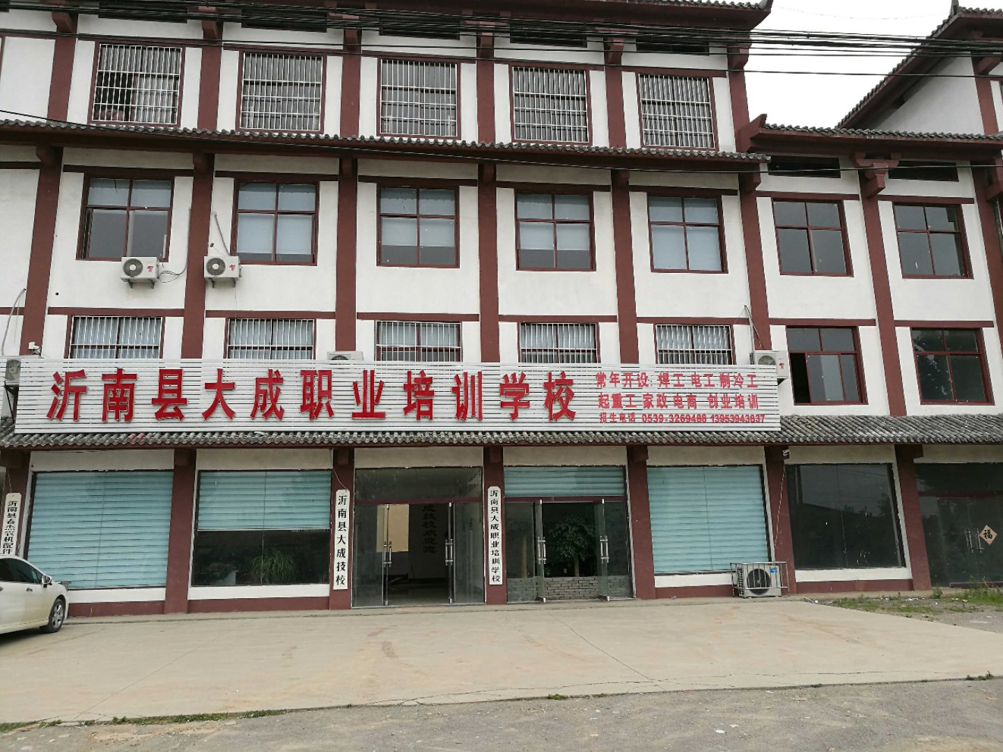 学校门口.jpg